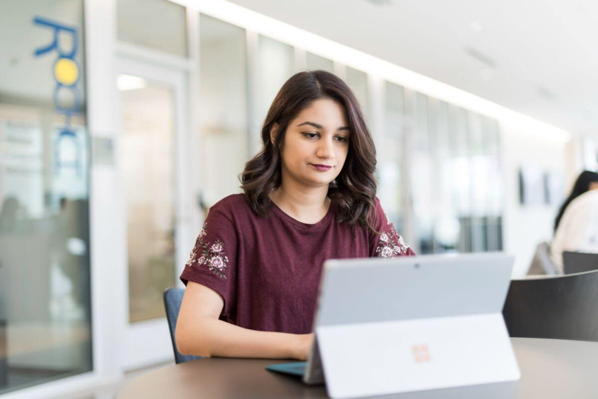 Anya Khalid '18 a data science and economics major, is photographed in Wegmans Hall at 的 University of Rochester.